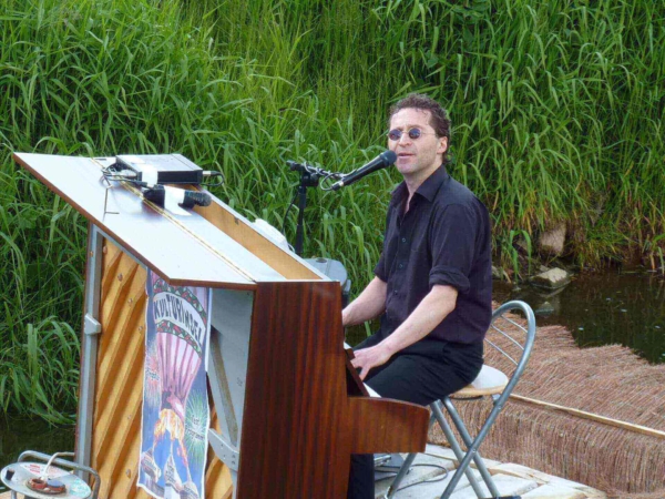 Klavier auf dem Fluss Einsiedel