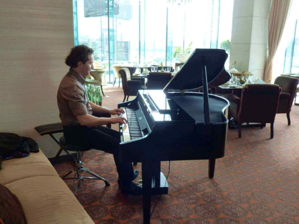 Monsieur T. Pianist Sänger DJ Kempinski Bratislava