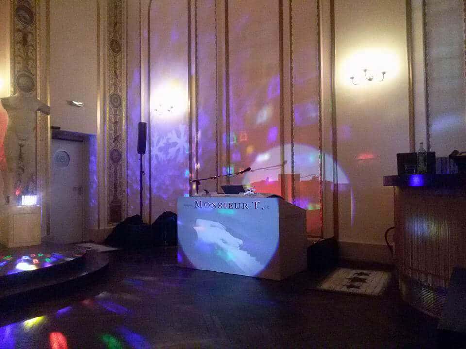 william Dresden - Schauspielhaus _ Pianist Sänger DJ HochzeitsDJ Musiker für Geburtstag Live-Musik Band Party DJ HochzeitsDJ Hochzeitssänger Klavierspieler Hochzeitspianist Pianomusik Klavierspieler für Hochzeit und Feier Mundharmonika Dresden Sachsen deuschlandweit Mundharmonikaspieler