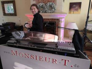 Pianist Sänger DJ HochzeitsDJ Musiker für Geburtstag Live-Musik Band Party DJ HochzeitsDJ Hochzeitssänger Klavierspieler Hochzeitspianist Pianomusik Klavierspieler für Hochzeit und Feier Mundharmonika Dresden Sachsen deuschlandweit Mundharmonikaspieler