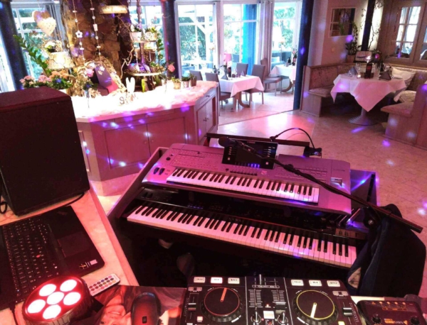 Monsieur T. Pianist+Sänger+DJ_Röhrsdorfer Hof