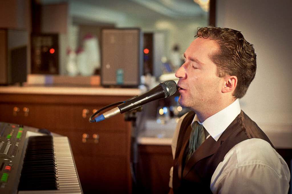 Musiker für Trauung Pianist Sänger DJ HochzeitsDJ Musiker für Geburtstag Live-Musik Band Party DJ HochzeitsDJ Hochzeitssänger Klavierspieler Hochzeitspianist Pianomusik Klavierspieler für Hochzeit und Feier Mundharmonika Dresden Sachsen deuschlandweit Mundharmonikaspieler